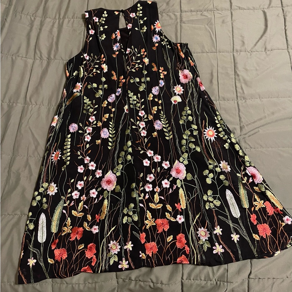 CALVIN KLEIN EMBROIDERED DRESS. Fully lined .